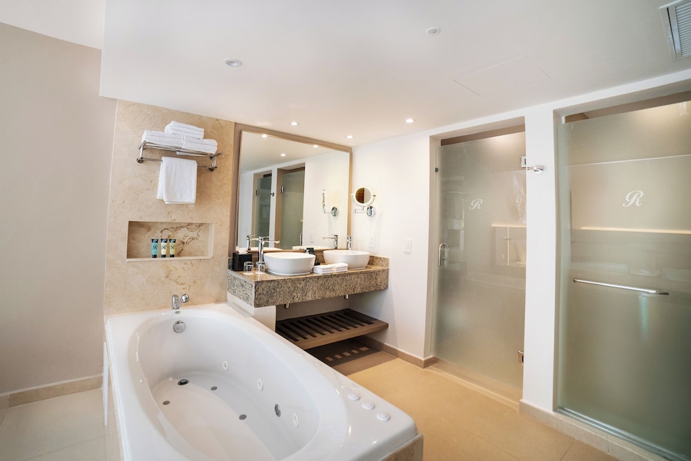 Luxury Presidential Jacuzzi Swim Out One Bedroom Suite Diamond Club photo 2