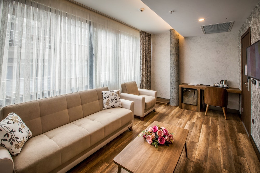 Family Suite, 1 Queen Bed with Sofa bed photo 1