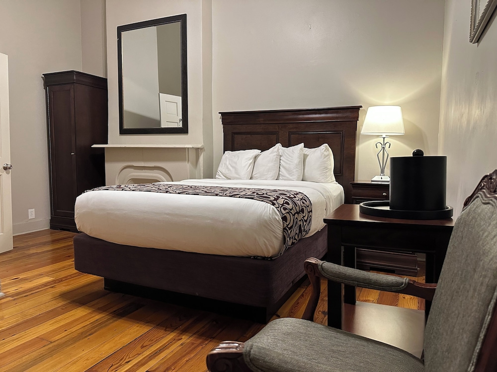 Deluxe Room, 1 Queen Bed - Photo 5