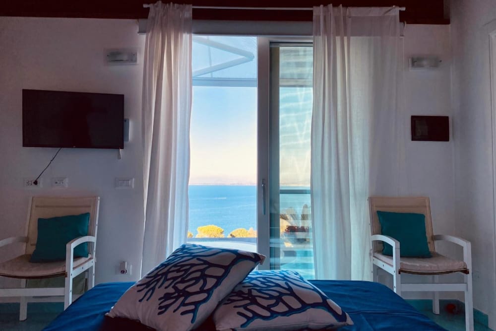 Honeymoon Studio, Sea View (Dependance Castiglione With Pool And)