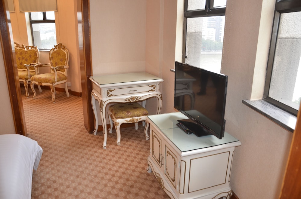 Deluxe King Bed Suite photo 1