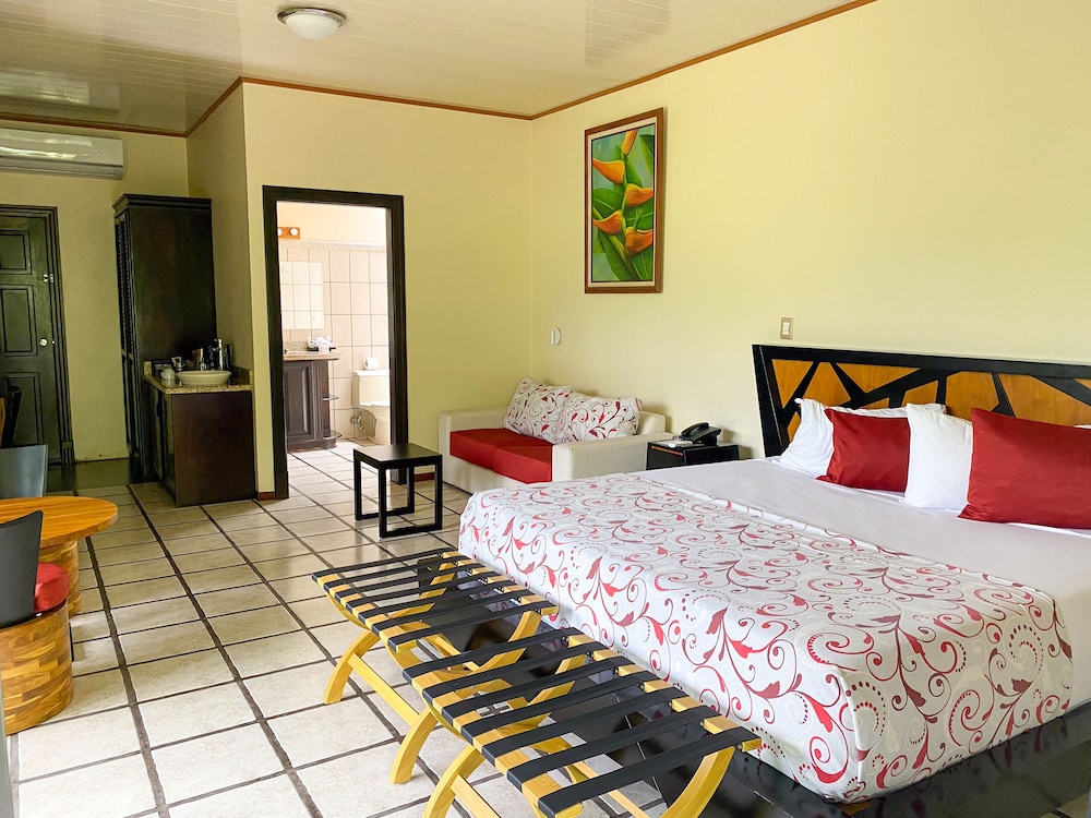 Junior Suite, 1 King Bed (Superior) photo 3
