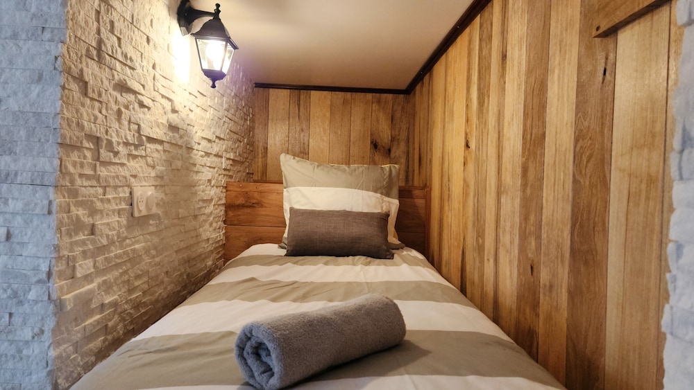 Unique Rustic Apartment - Photo 25