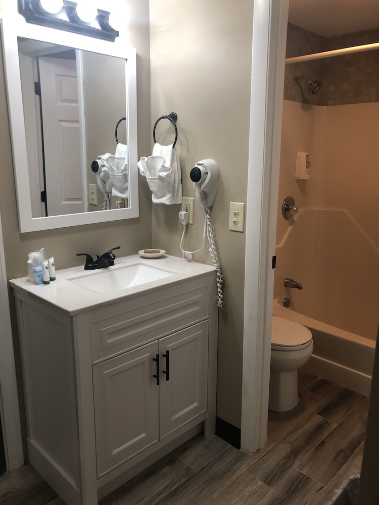 Standard Room, 2 Queen Beds (Second floor, No elevator) photo 3