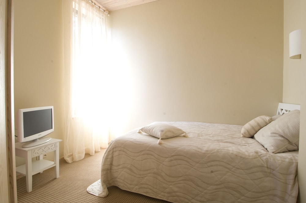 Basic Double Room, 1 Double Bed, Private Bathroom, Golf View photo 1