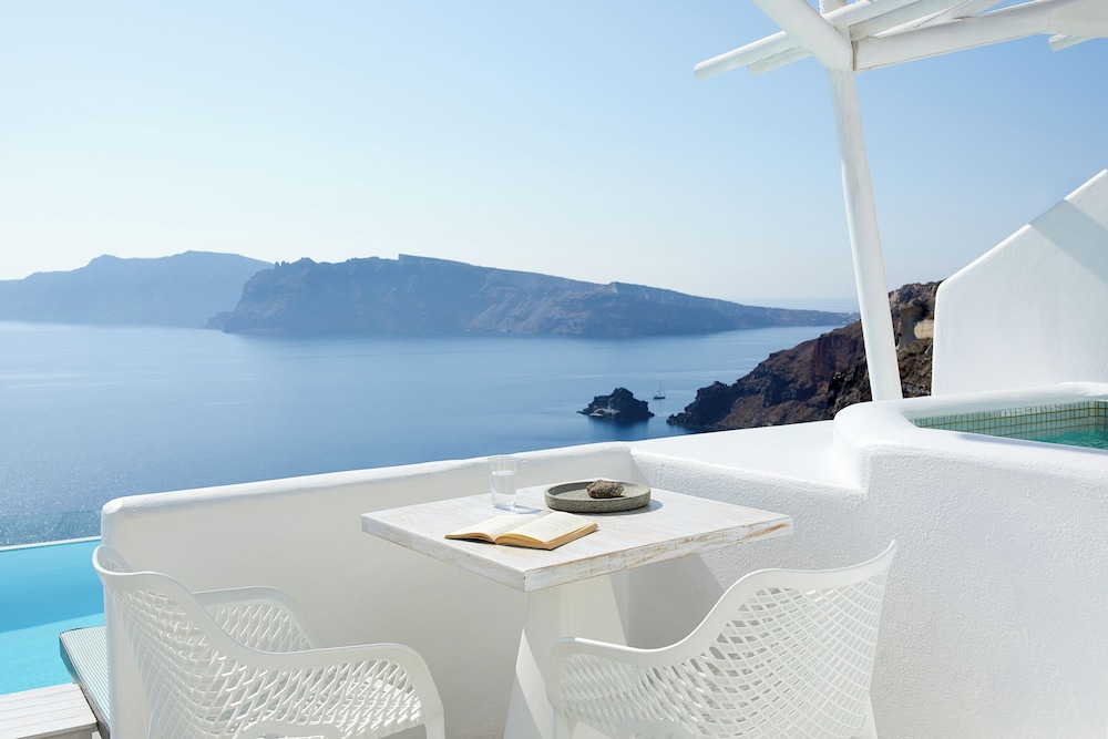 Elegant Suite with Outdoor Hot Tub and Caldera view - Pool Front - Photo 4