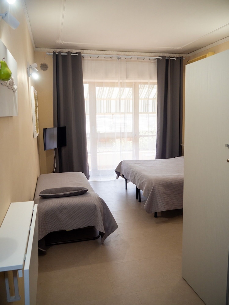 Deluxe Triple Room, 1 Bedroom, Private Bathroom, Garden Area photo 2
