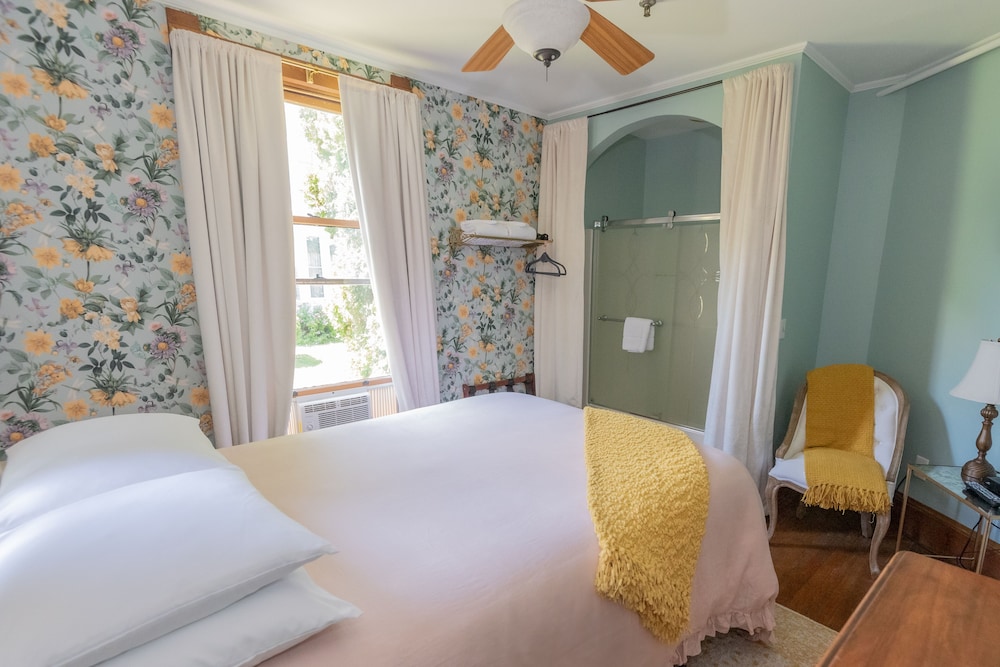 Standard Room, 1 Queen Bed photo 2