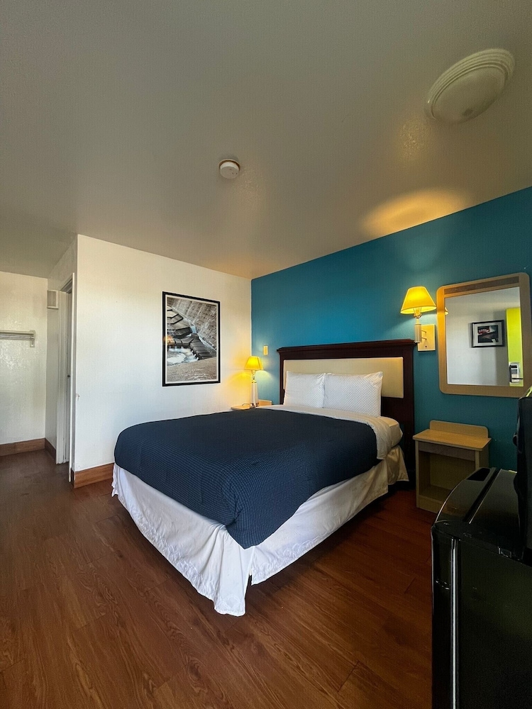 Standard Room, 1 Queen Bed, Non Smoking photo 1