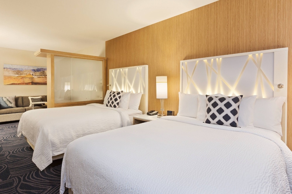 Suite, 2 Queen Beds photo 2