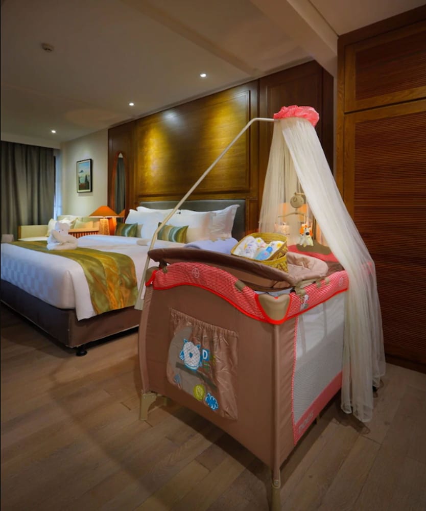 Deluxe Room, 1 King Bed, Balcony, Pool View photo 1