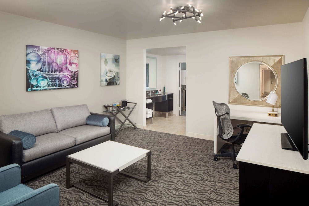 2 Queens 2 Room Suite - Photo 2