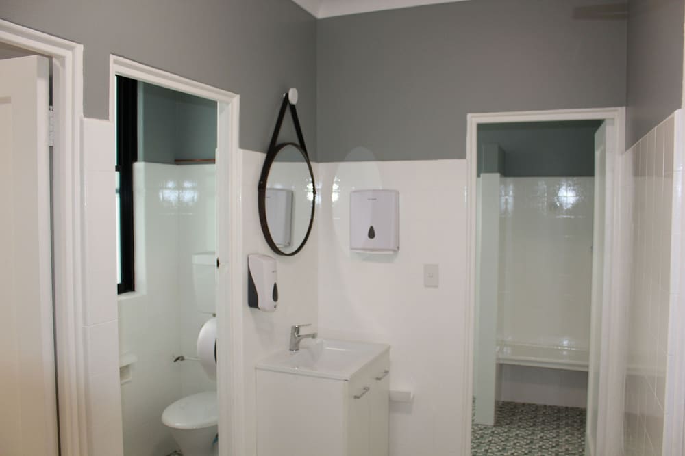 Queen Balcony Room (Shared Bathroom) photo 3