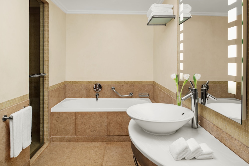 Classic Room, 1 King Bed, Accessible, Club Lounge Access (Club Floor) - Photo 4