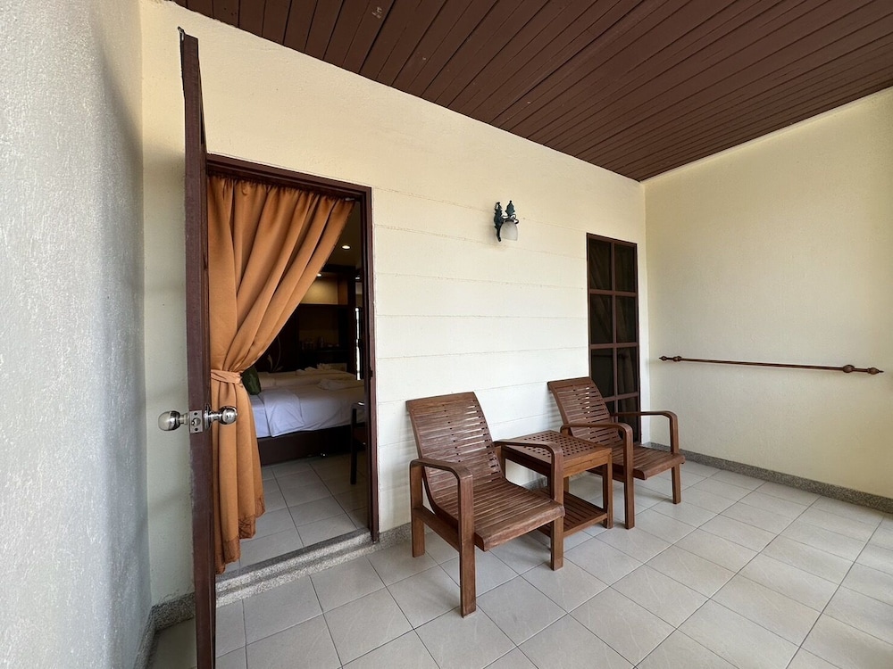 Superior Triple Room, Pool View - Photo 2