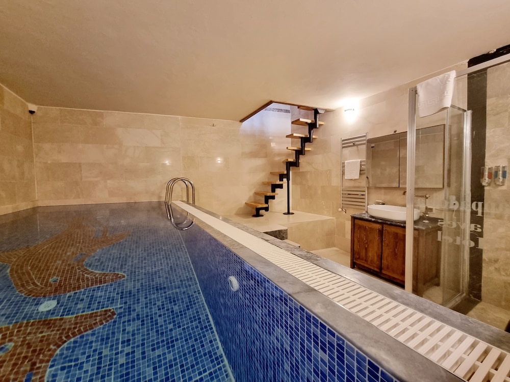 Blue Pool suite, Hot Tub - Photo 4