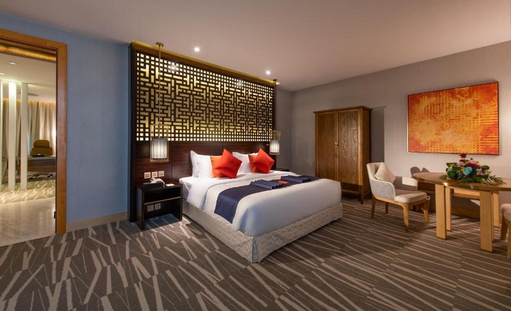 Suite, 1 King Bed, Smoking