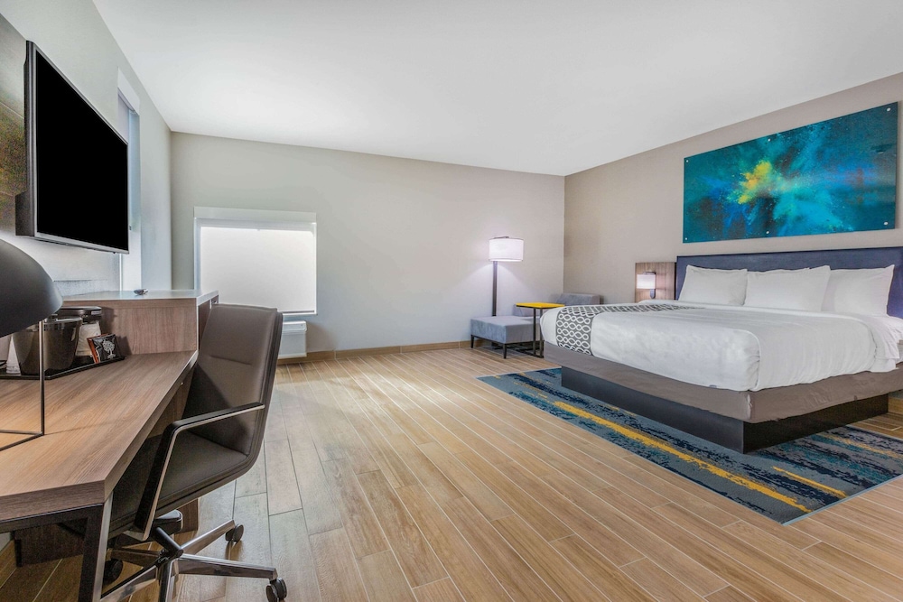 Premium Room, 1 King Bed, Accessible, Non Smoking - Photo 1