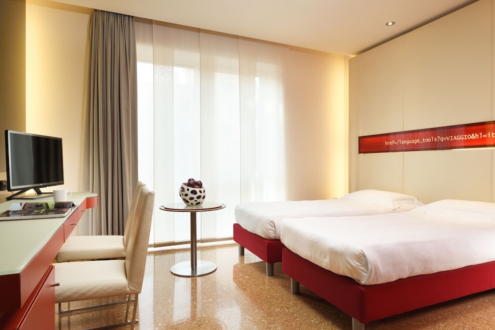 Suite, 2 Twin Beds - Photo 1