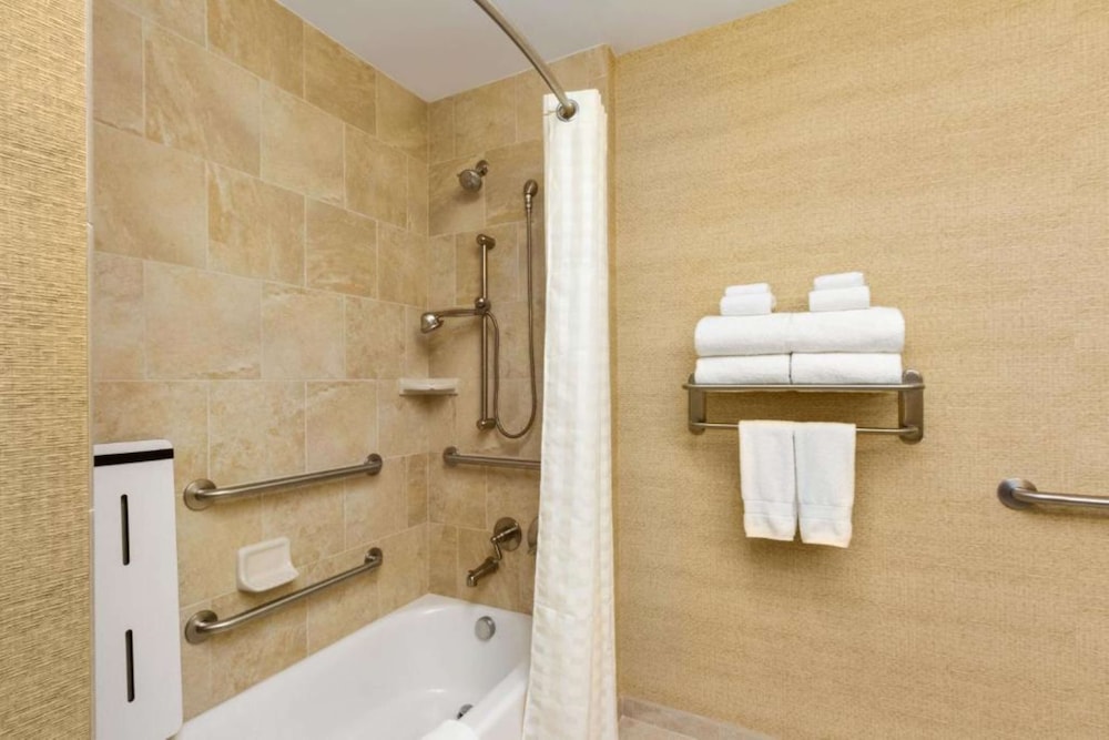 Suite, 2 Queen Beds, Accessible, Bathtub thumbnail 6
