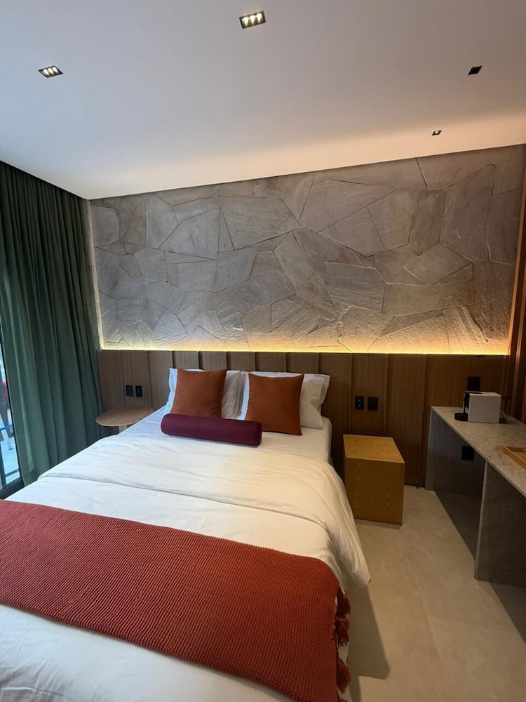 Superior Studio Suite, 1 Bedroom, Pool View photo 2