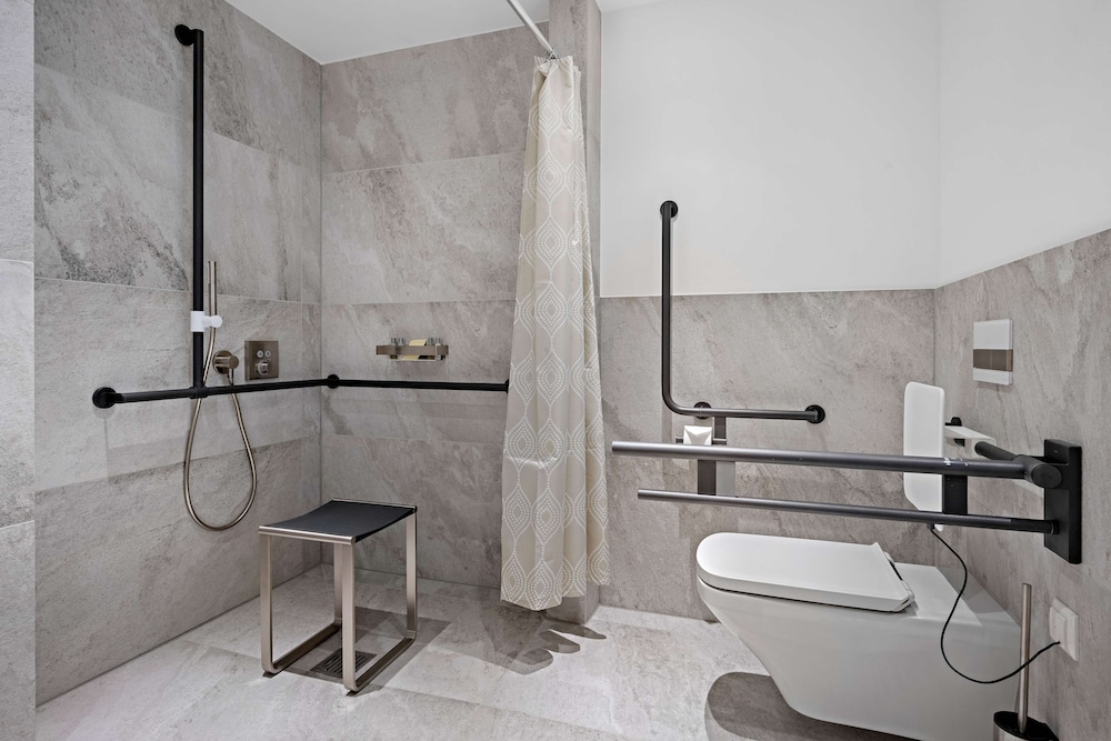 Twin Room, Accessible thumbnail 5
