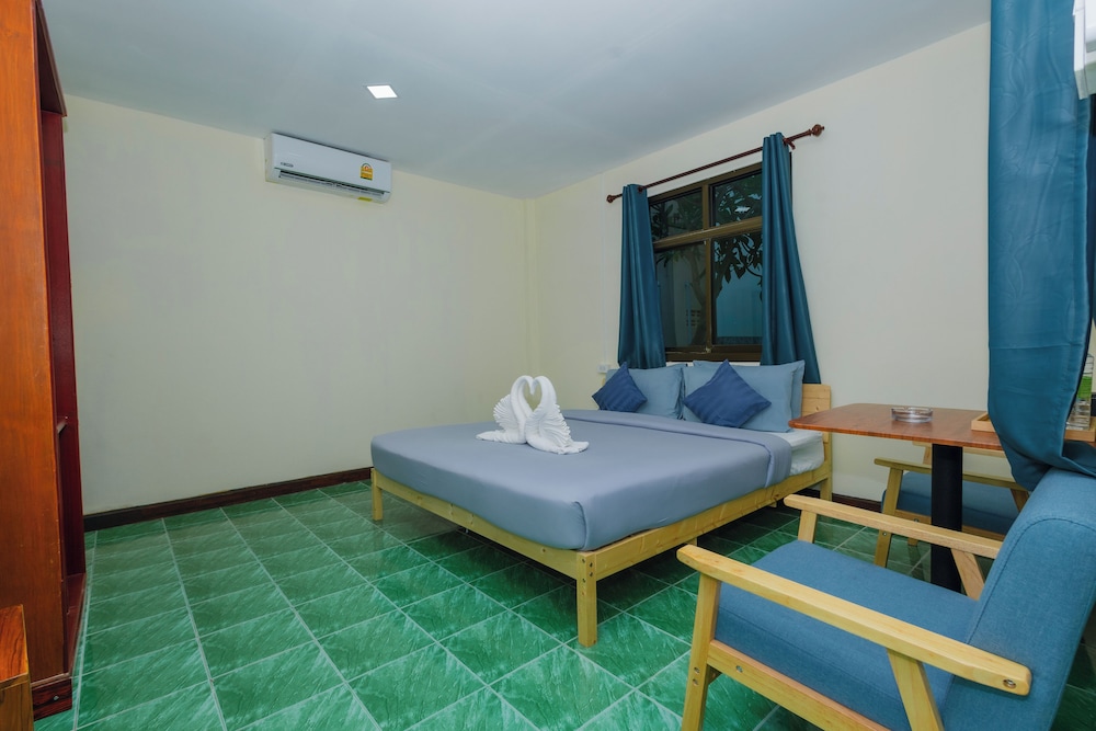 Superior Double or Twin Room with Partial Sea View