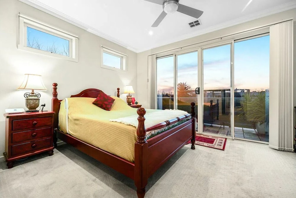 Family Townhome, Lake View photo 2