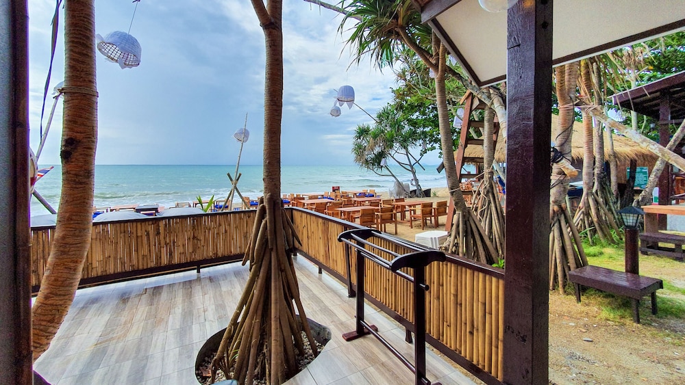 Beach Front Bungalow - Photo 2