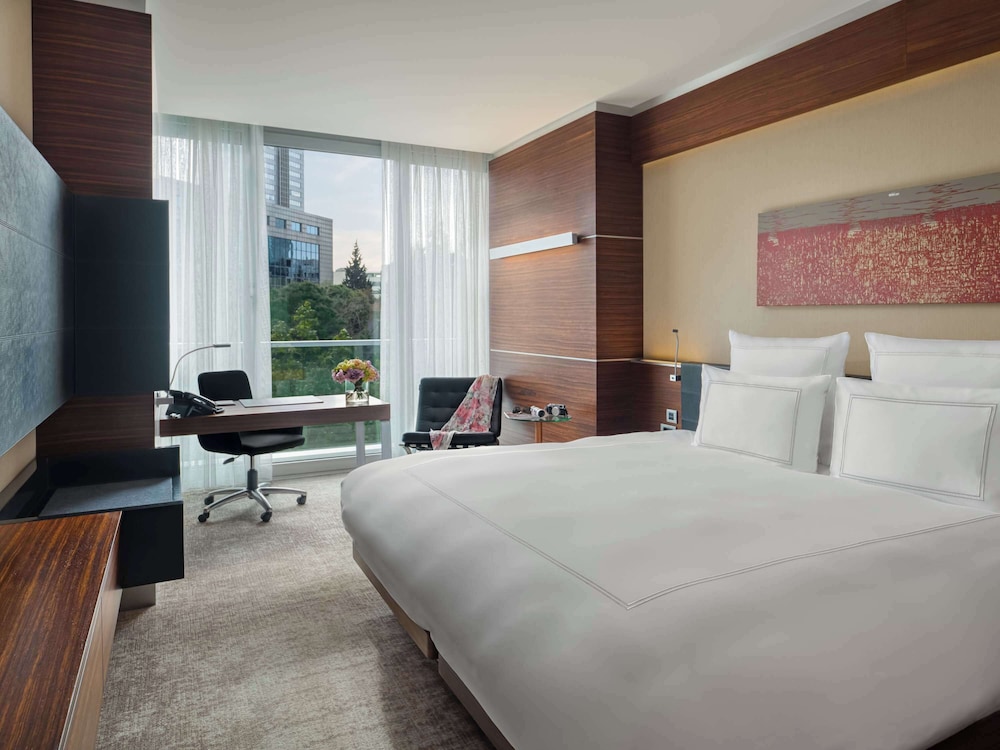 Executive Room City View 1 King Bed thumbnail 5
