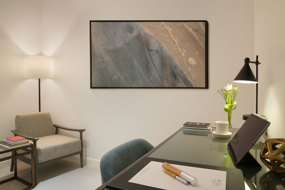 Deluxe One Bedroom Apartment with Balcony and Study