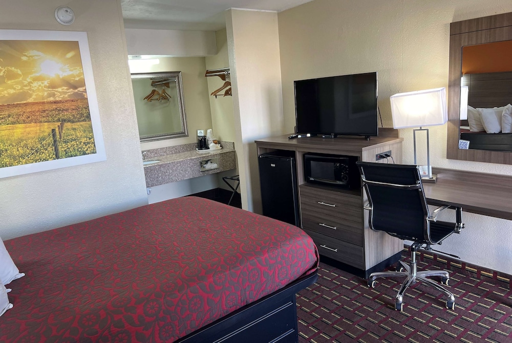 Standard Room, 1 Queen Bed - Photo 3