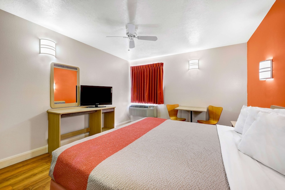Standard Room, 1 King Bed, Accessible, Non Smoking - Photo 1