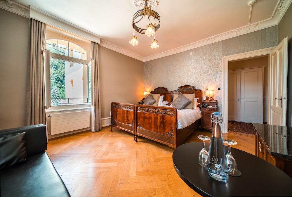 Historic, customized rooms in Baroque style with A/C, no balcony thumbnail 5
