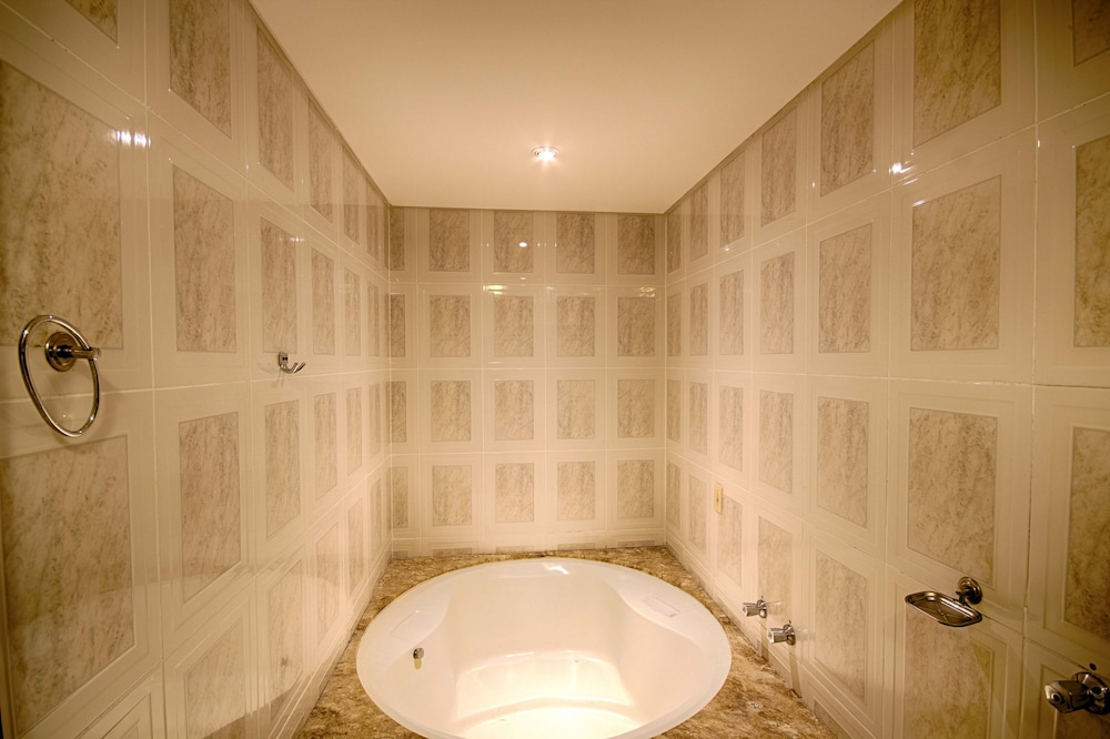 Executive Suite - Photo 4