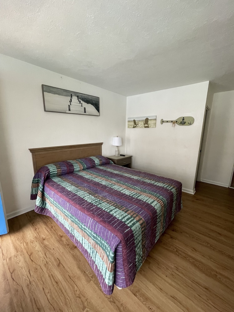 Standard Double Room, Multiple Beds, Non Smoking, Private Bathroom (1 Queen Bed & 1 Single Bed) photo 1