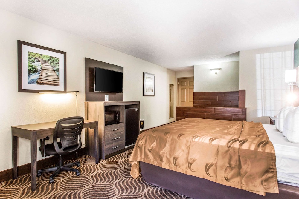 Standard Room, 1 King Bed, Non Smoking - Photo 3