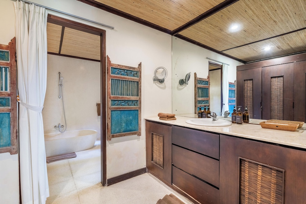 4 Bedrooms, Separate Entrances Beachfront Group Stay - Photo 41