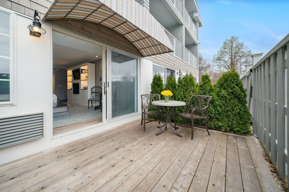 Ground Level Luxury King (Non-Waterview)