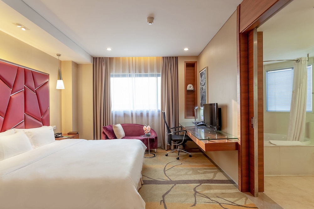 Premium Room, 1 King Bed, Non Smoking, Garden View - Photo 1