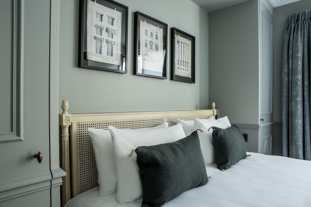 Deluxe Room thumbnail 6