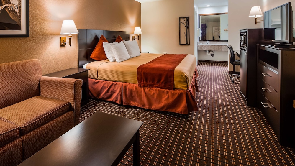 Standard Room, 1 King Bed, Non Smoking, Refrigerator & Microwave