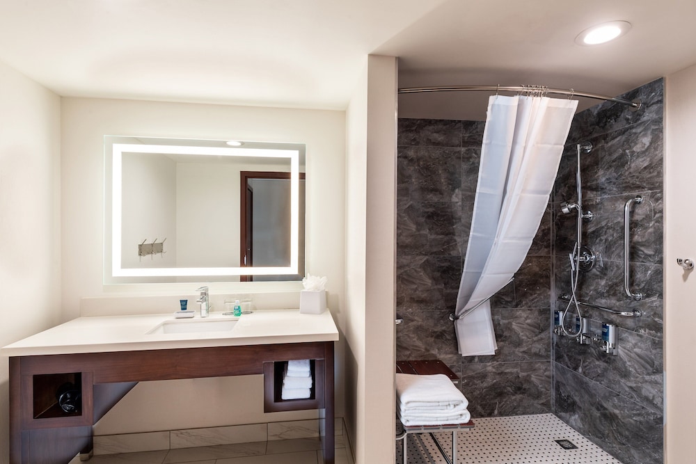 Traditional Room, 2 Queen Beds - Photo 4