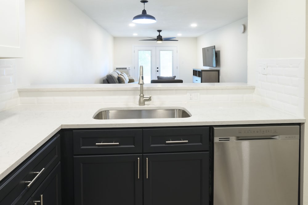 Suite, 2 Bedrooms - Photo 7