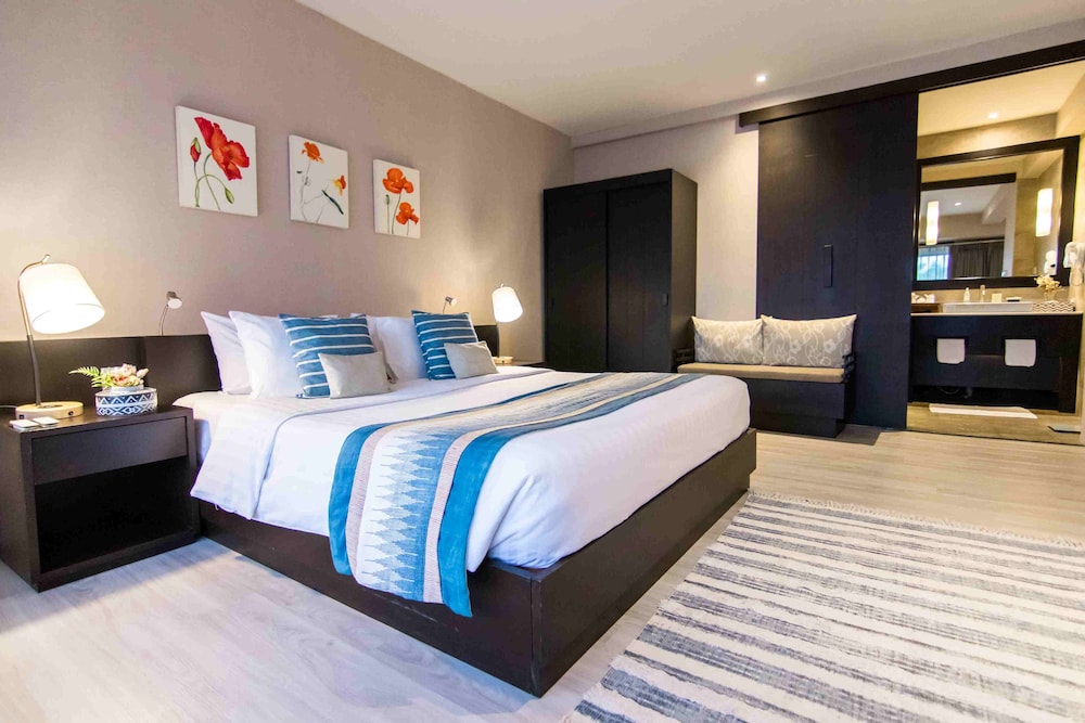 Premium Double Room, 1 King Bed photo 2