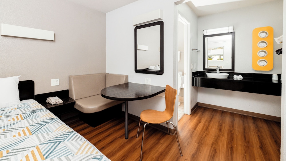 Deluxe Room, 1 Queen Bed, Non Smoking, Refrigerator photo 3