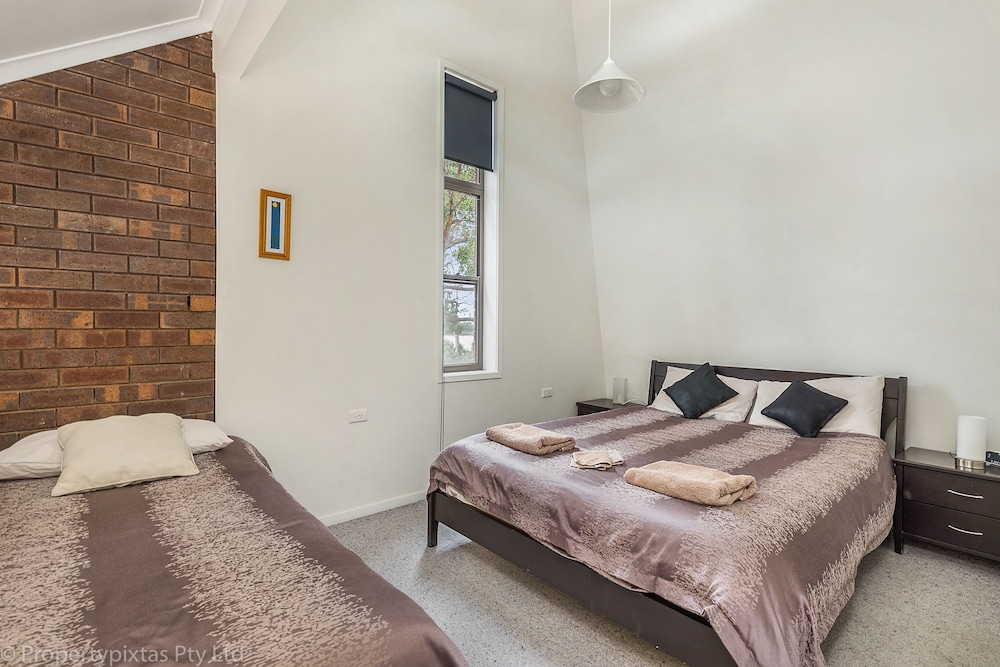 Two Bedroom House (1 Queen Bed and 2 Single Beds) photo 1