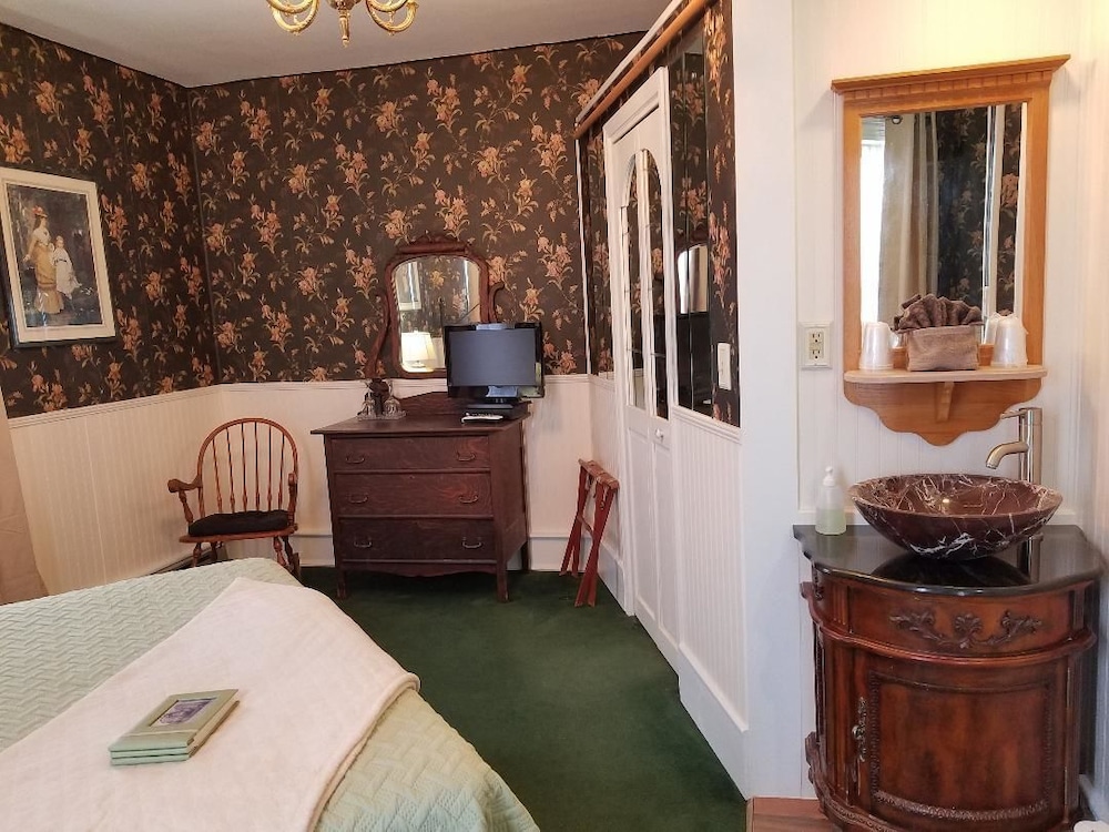 Basic Room, 1 Queen Bed, Jetted Tub photo 3