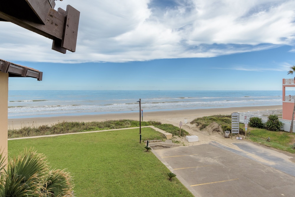 Basic Condo, 1 King Bed with Sofa bed, Ocean View, Beachside