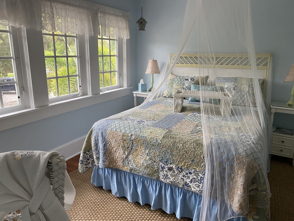 Deluxe Room, 1 Queen Bed, Canal View photo 1